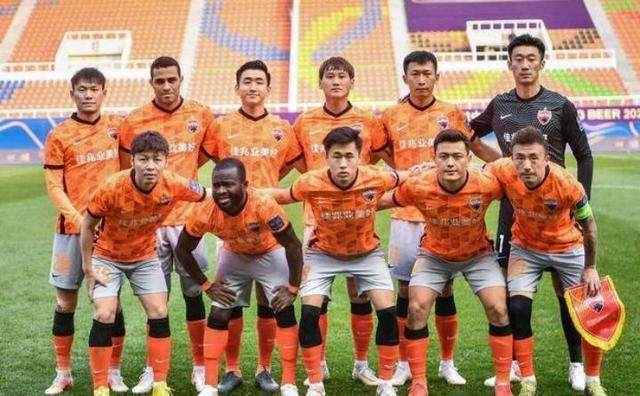 足球直播-兵强马壮依旧无冠！深足会走上金元足球的老路吗？